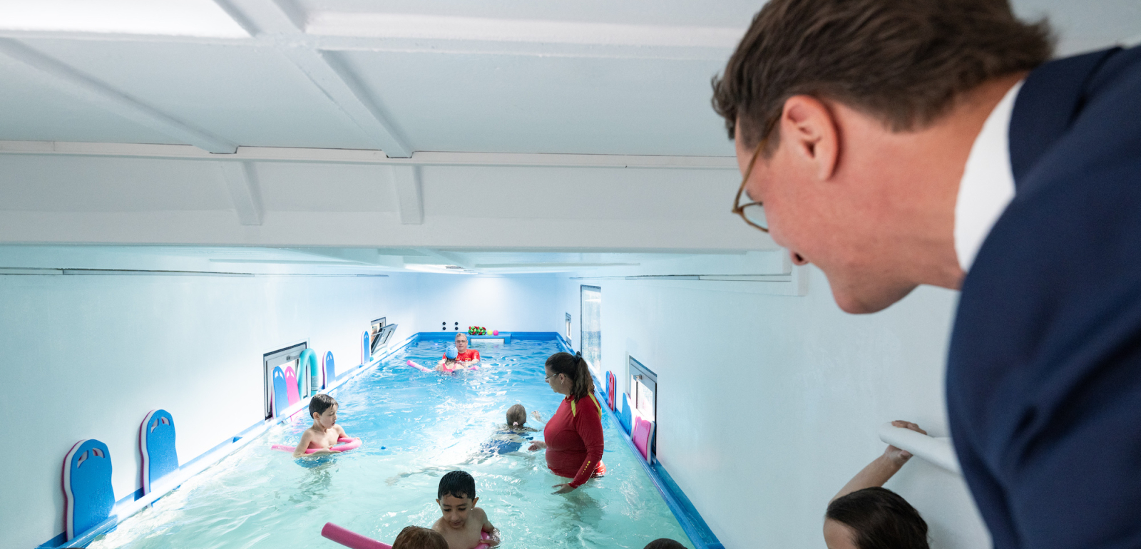 Ministerpräsident Hendrik Wüst weiht ersten Schwimmcontainer „narwali“ im Regierungsbezirk Köln ein
