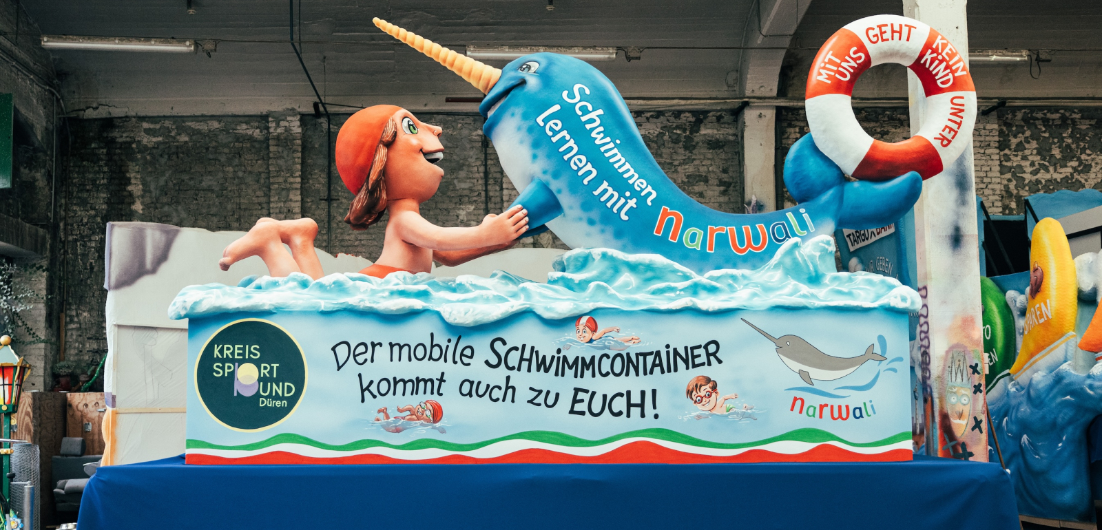 Karnevalswagen mit narwali-Motiv