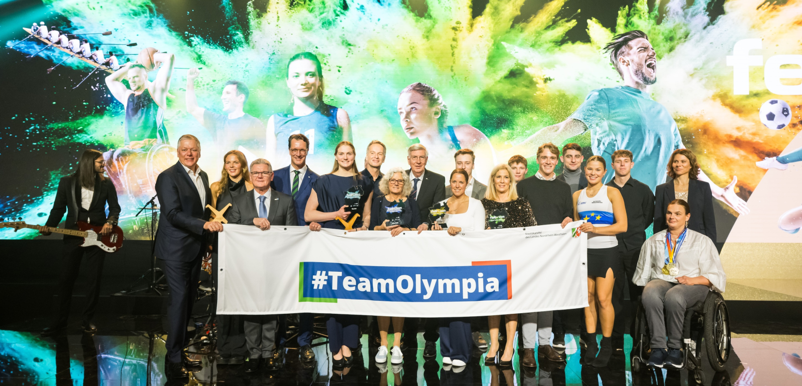 Gruppenfoto mit den Akteurinnen und Akteuren beim felix award