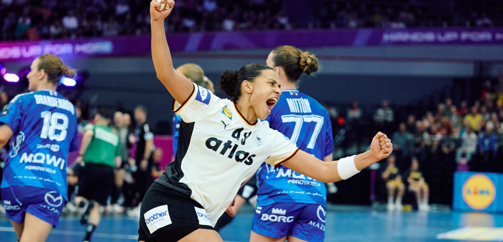 Handballerin jubelt nach einem Tor