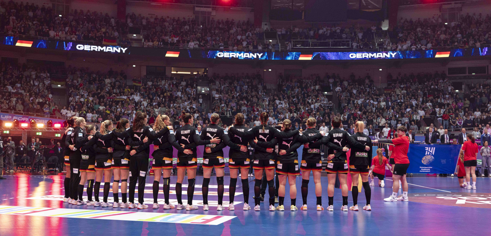 Handballerinnen bedanken sich beim Publikum