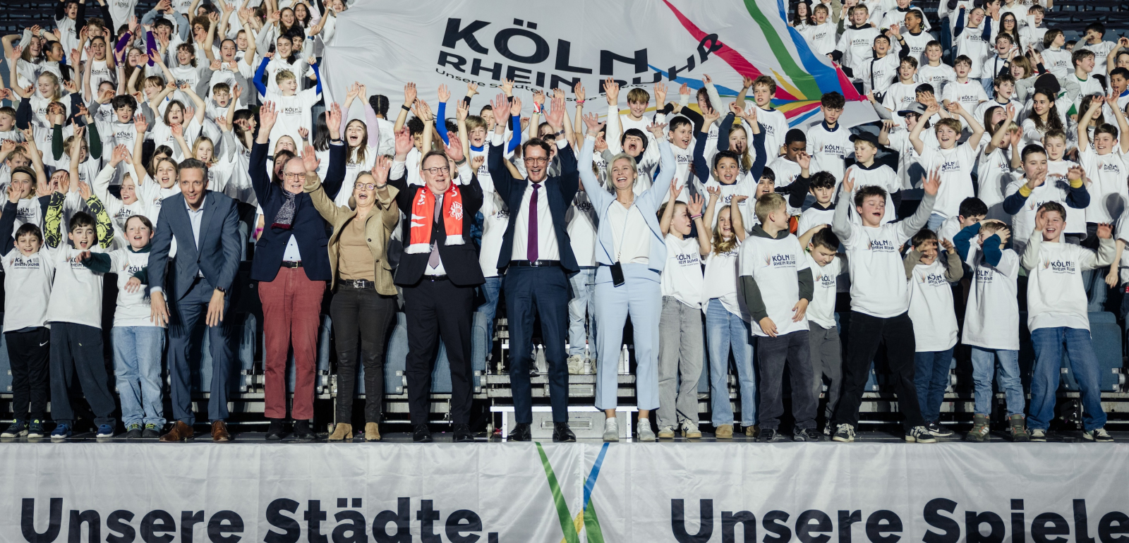 Viele Personen auf einer Bühne feiern den Kampagnenstart