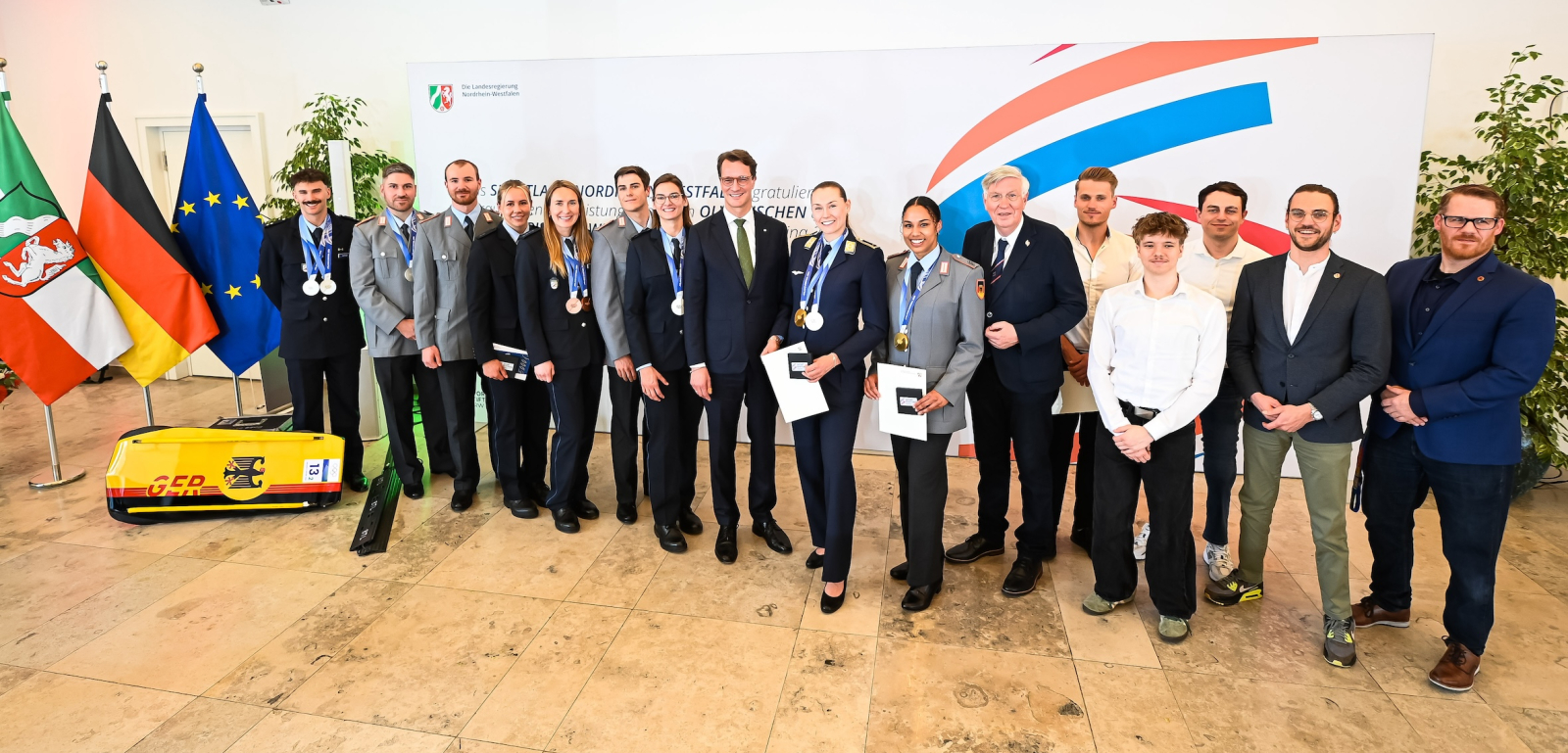 Gruppe von olympischen und paralympischen Sportlerinnen und Sportlern bei der Prämienverleihung