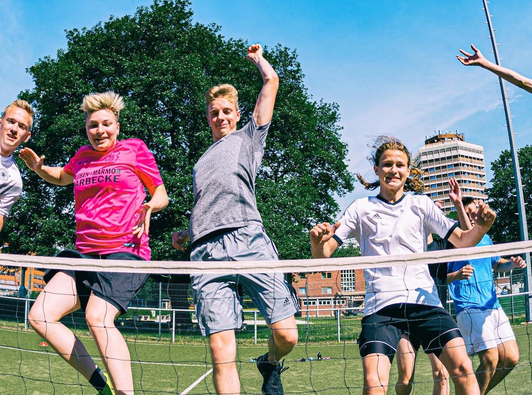 Junge Leute an einem Tennis Netz
