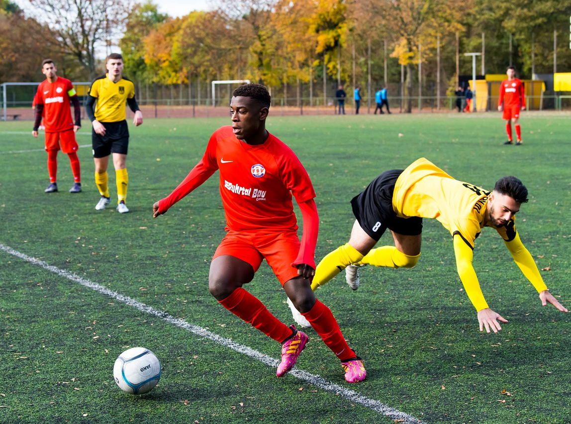 Das Bild zeigt vier Fußballamateure während eines Matches.