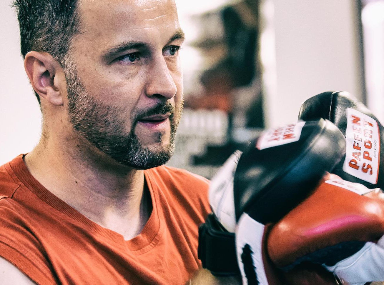 Boxtrainer und Schüler bei einem Boxtraining