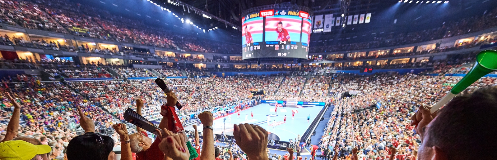 Jubeldne Menschen in einem Sportstadion