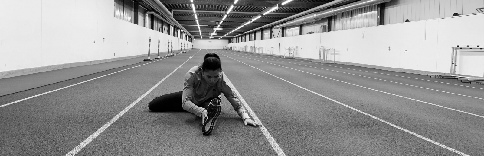 Hürdenläuferin Pamela Dutkiewicz-Emmerich in einer Lauf-Sporthalle.