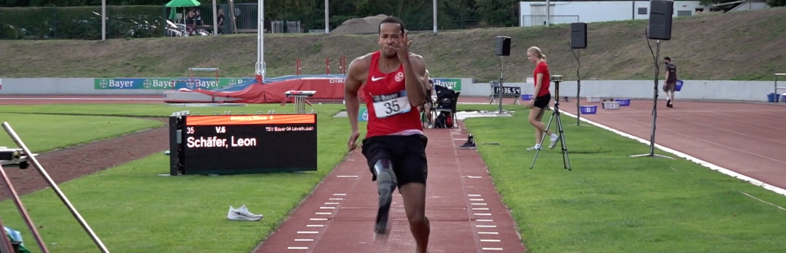 Leon Schäfer beim Weitsprung auf einem Leichtathletik-Sportplatz.