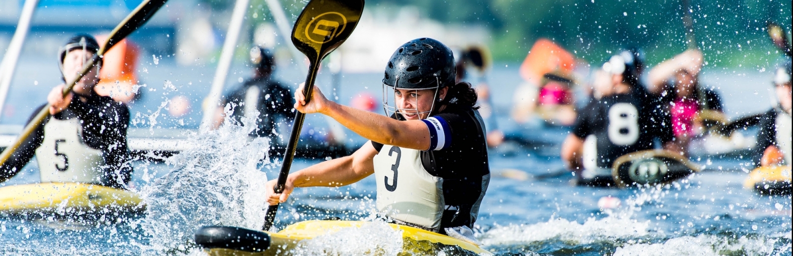 Sportlerin beim Kanupolo