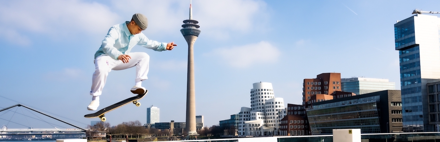 Ein Skater im Düsseldorfer Medienhafen 