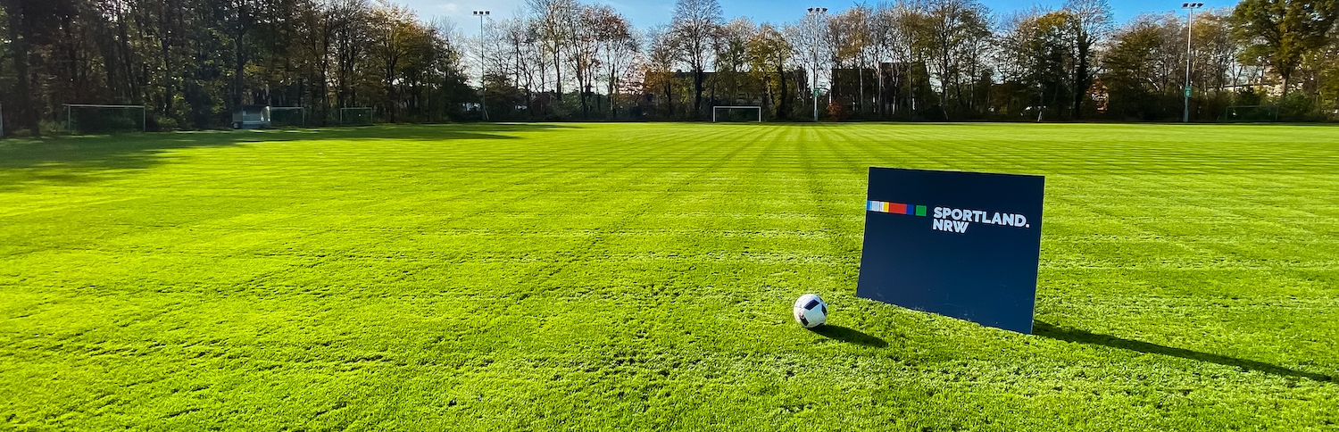 Sportland.NRW Logo auf einer Fußball Sportanlage