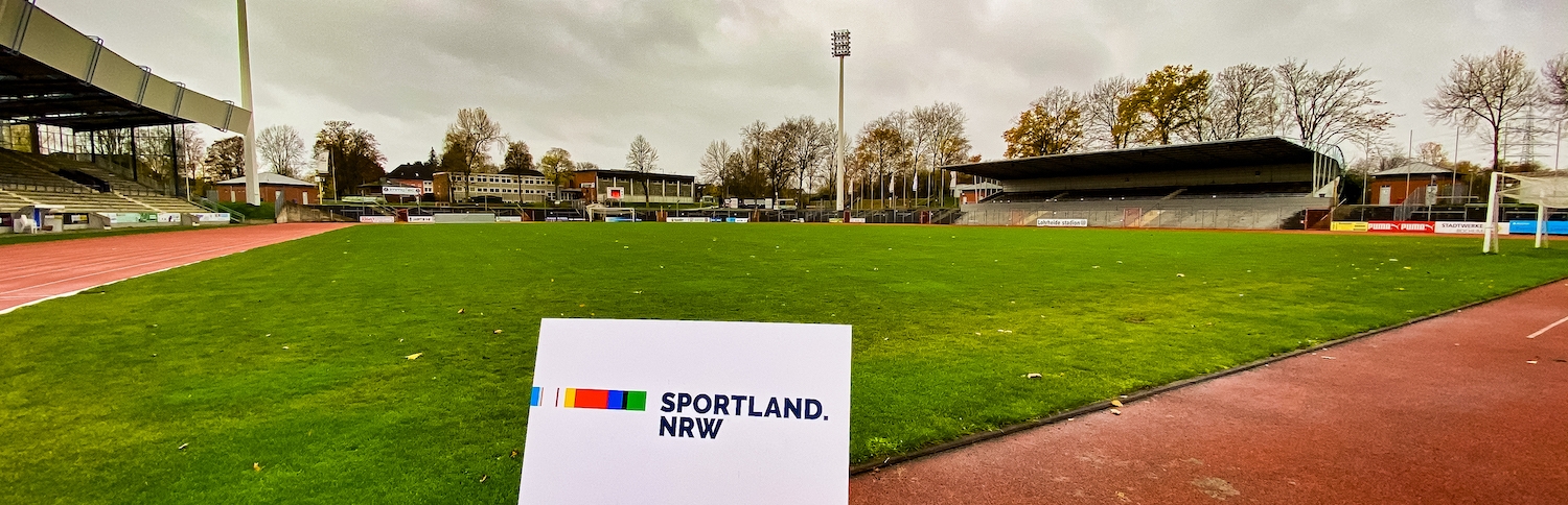 Banner mit Sportland.NRW-Logo in einem Stadion aufgestellt