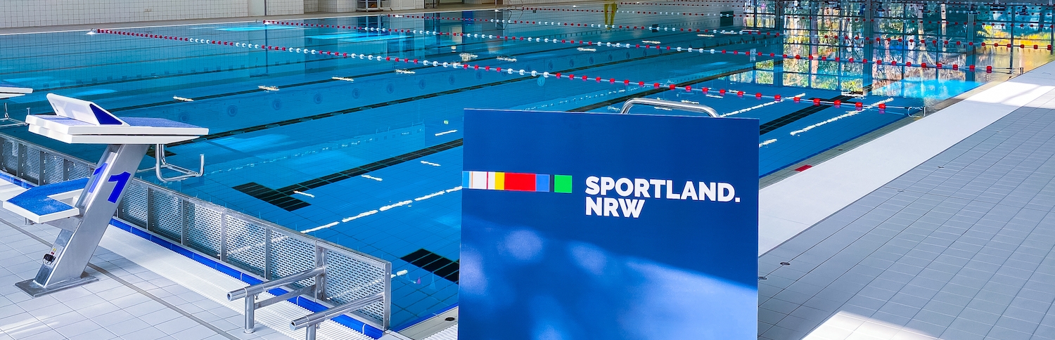 Sportland.NRW-Banner in einer Schwimmhalle
