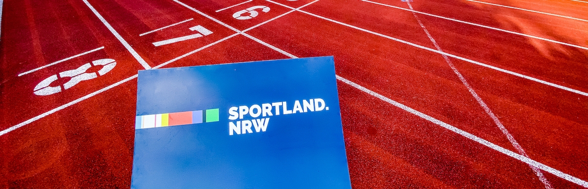 Sportland.NRW-Schild auf Tartanbahn