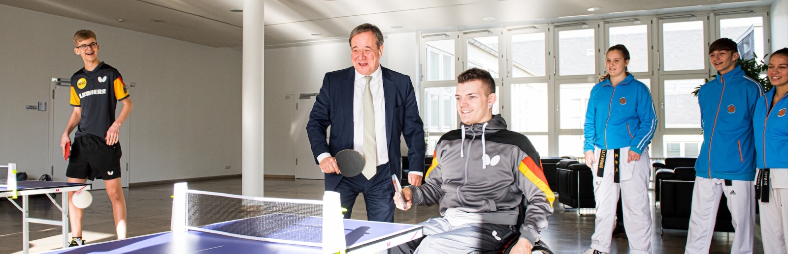 Ministerpräsident Armin Laschet mit Rollstuhlfahrer an einer Tischtennisplatte im Düsseldorfer Landeshaus NRW.