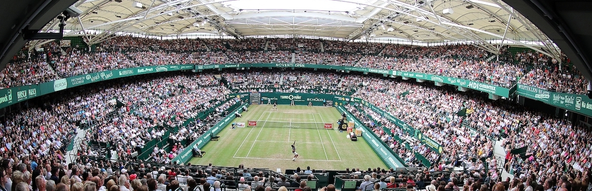 OWL Arena mit Zuschauern und zwei Tennisspielern auf dem Spielfeld.