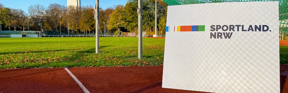 Sportland.NRW-Schild auf Tartanbahn