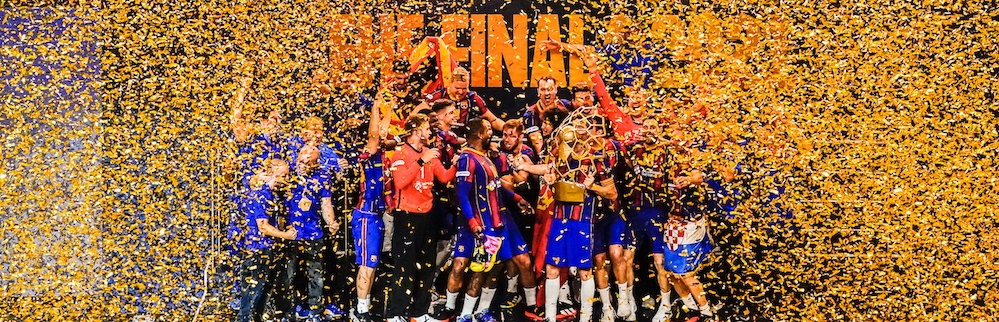 Das Team von Barcelona jubelnd mit Konfettiregen und Pokal