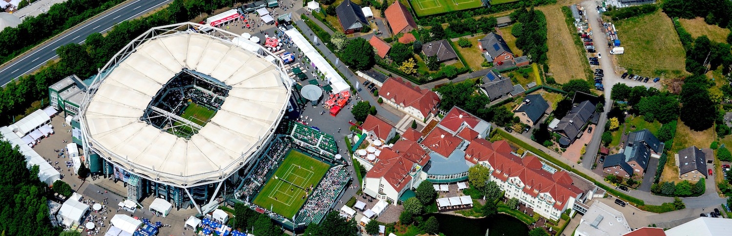 OWL Arena aus der Vogelperspektive mit umliegenden Tennis Trainingsfeldern.