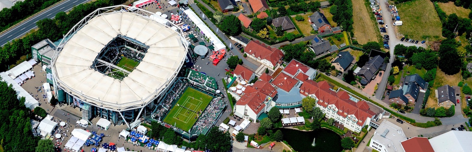 OWL Arena aus der Vogelperspektive mit umliegenden Tennis Trainingsfeldern.
