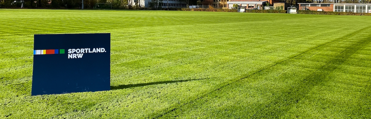 Sportland.NRW-Schild auf Rasen