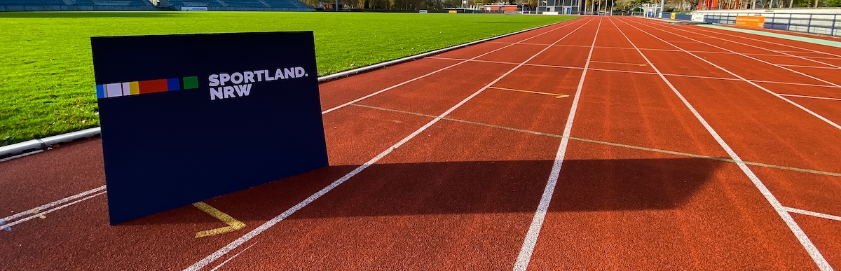 Sportland.NRW-Schild auf einer Tartanbahn