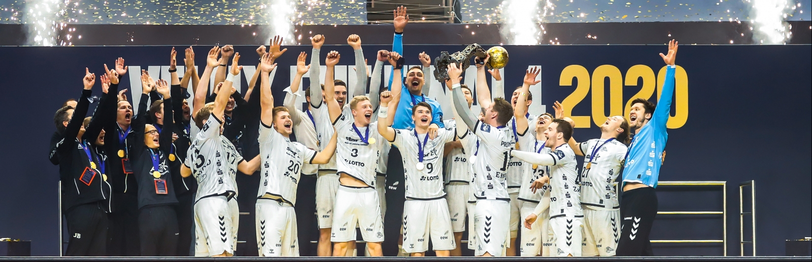 Jubelnde Mannschaft des THW Kiel beim Final4 Sieg im Jahre 2020