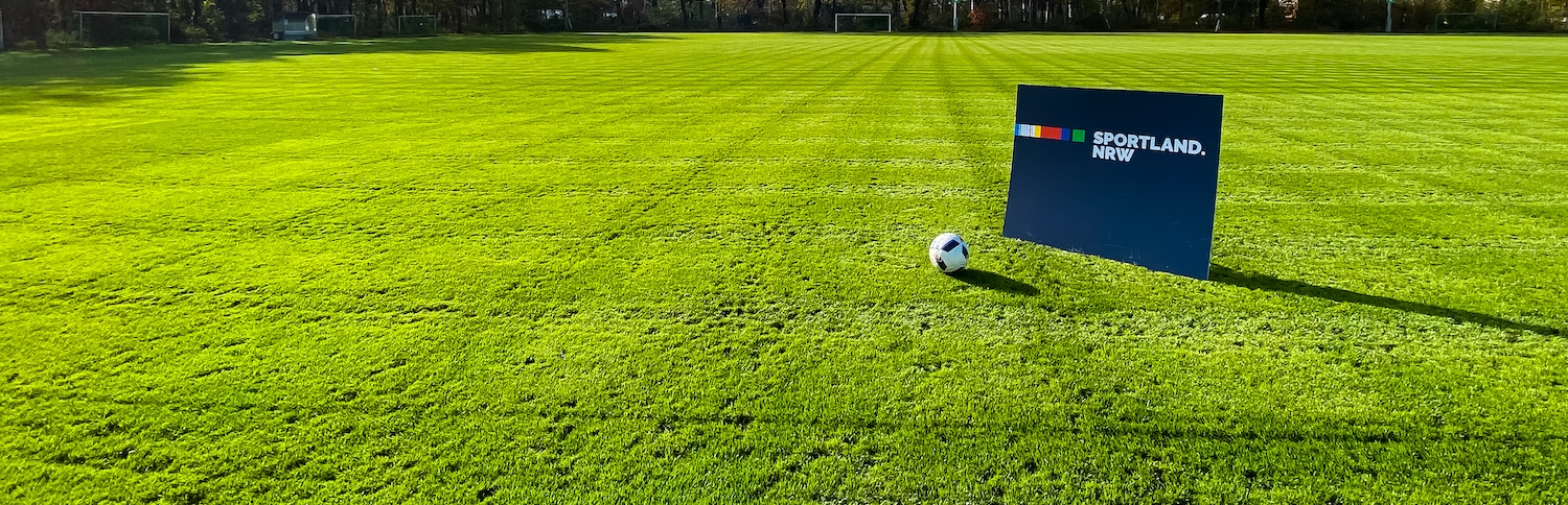 Sportland.NRW-Schild auf Rasen