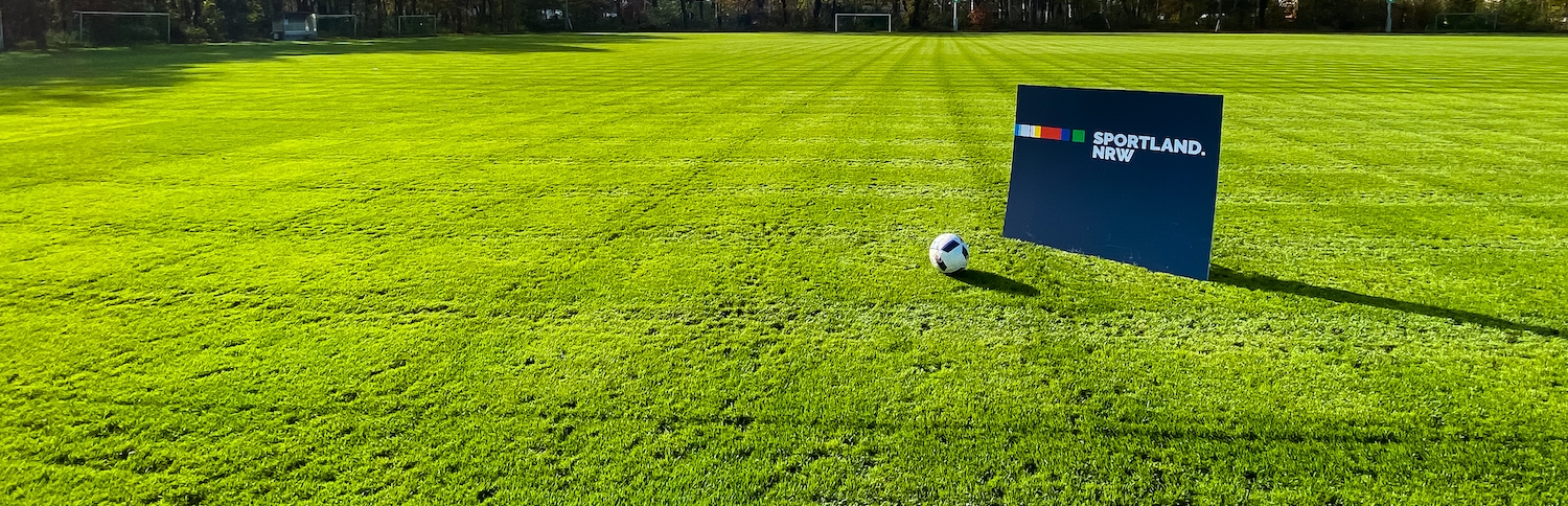 Sportland.NRW-Schild auf Rasen