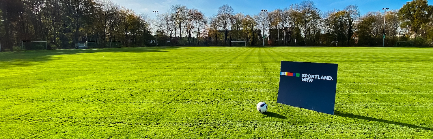 Sportland.NRW-Schild auf Rasen