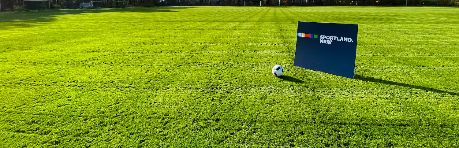 Sportland.NRW-Schild auf Rasenfläche