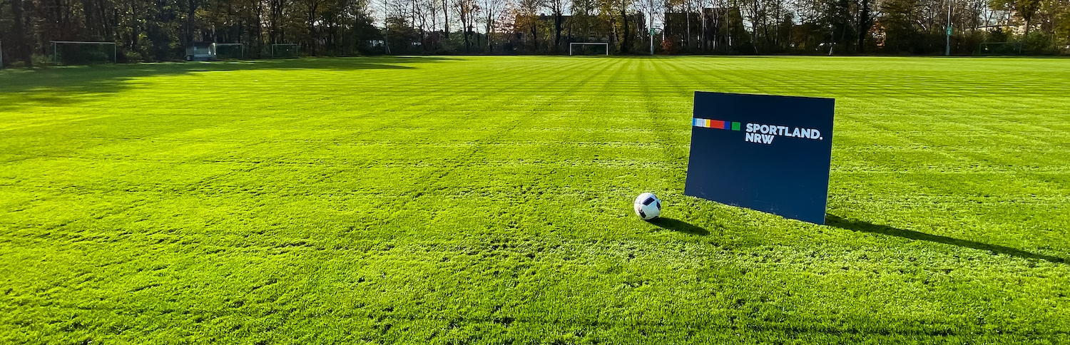 Sportland.NRW-Schild auf Rasen