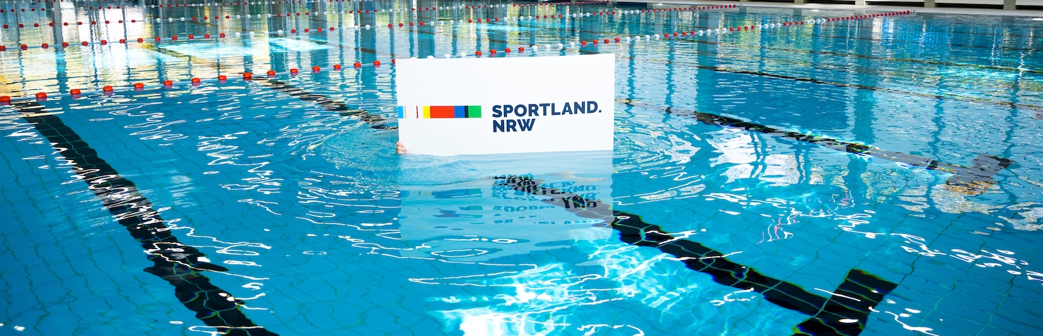 Sportland.NRW-Schild im Schwimmbecken