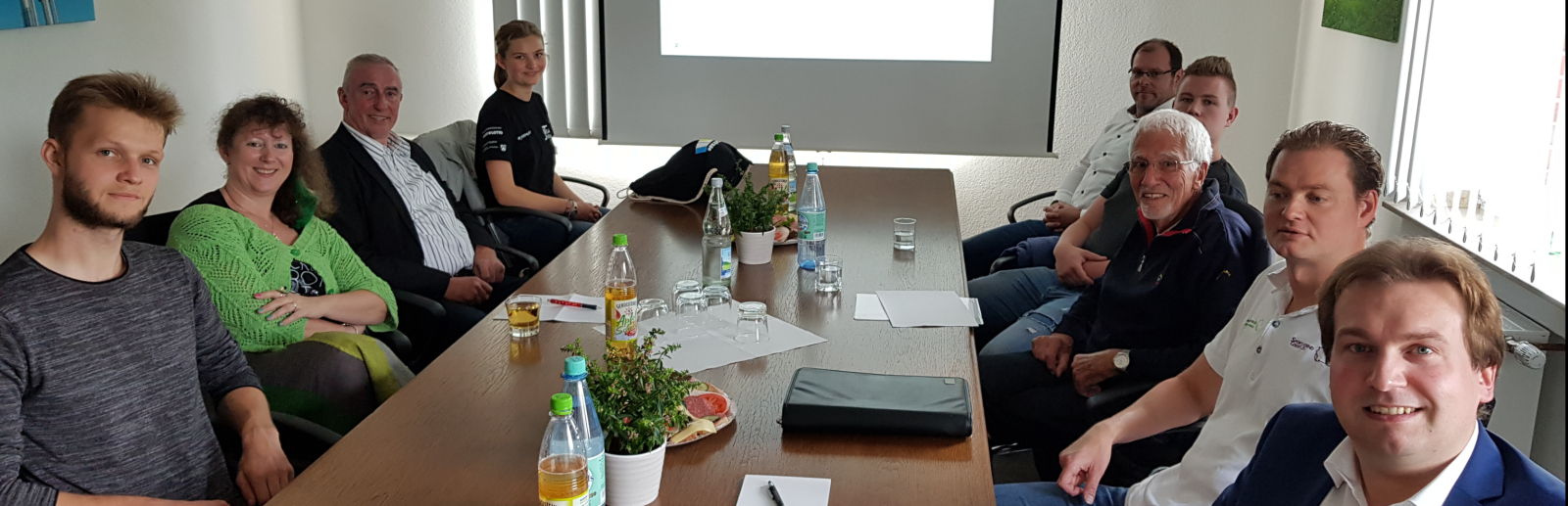 Staatssekretärin Andrea Milz mit Mitgliedern des Kreissportbundes Coesfeld an einem langen Tisch sitzend.