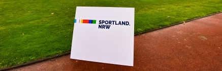 Sportland.NRW-Schildan Fußballfeld