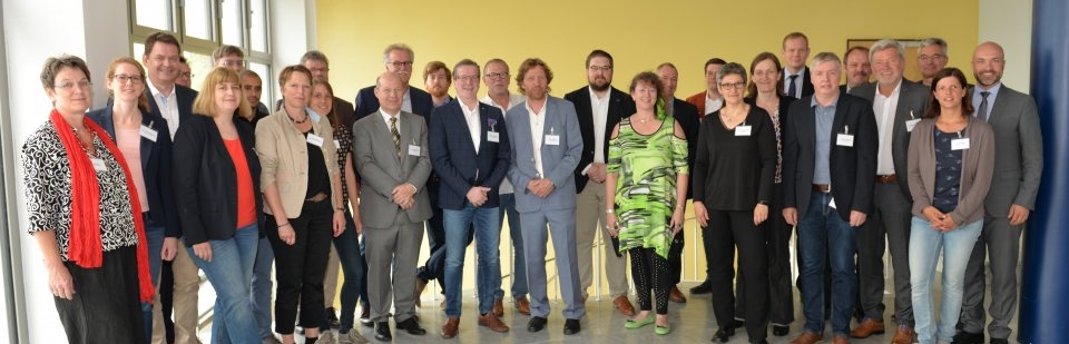 Staatssekretärin Milz beruft Steuerungsgruppe zur Entwicklung einer Engagementstrategie - Gruppenfoto