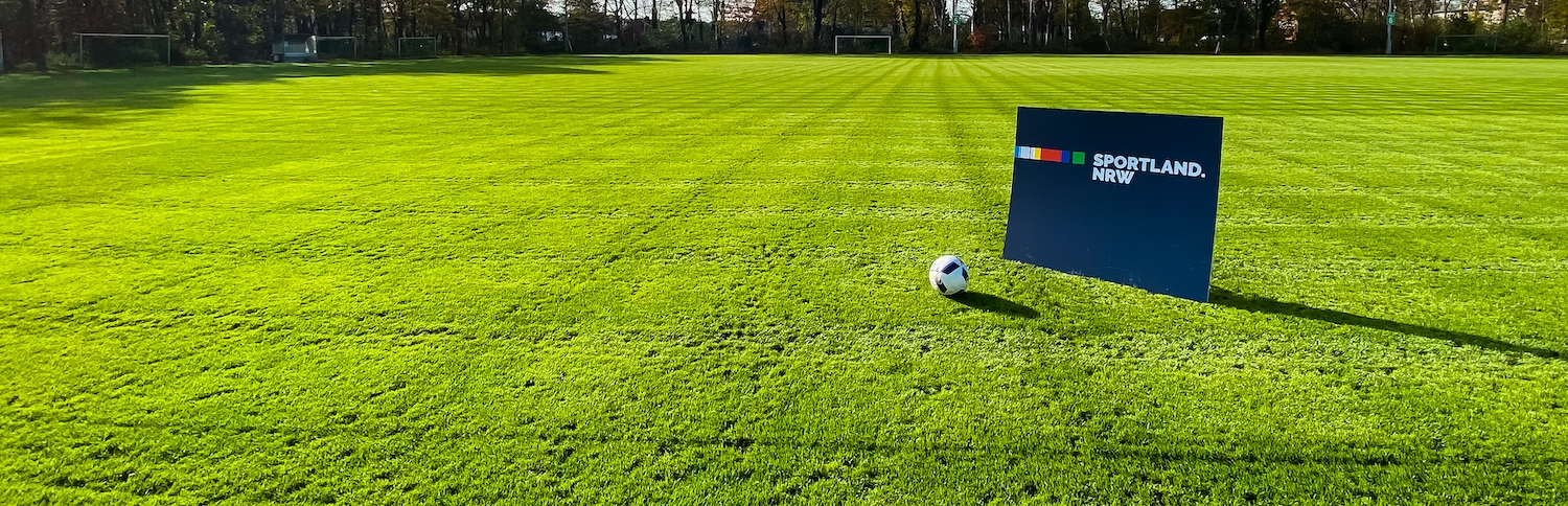Sportland.NRW-Schild auf Rasen 