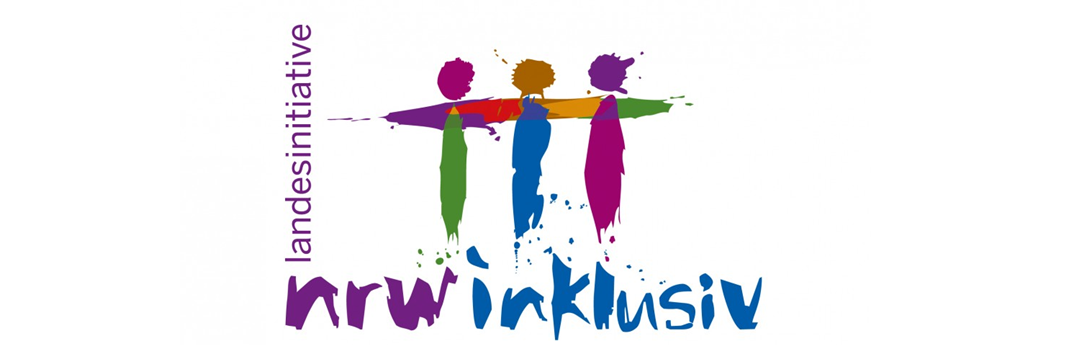 Logo der Landesinitiative NRW inklusiv mit 3 mit verschiedenenfarbigen Pinselstrichen gemalten Personen, der Hintergurnd ist weiß. 