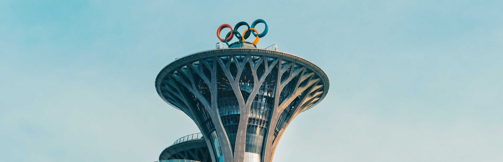 Türme in Peking mit den Olympischen Ringen