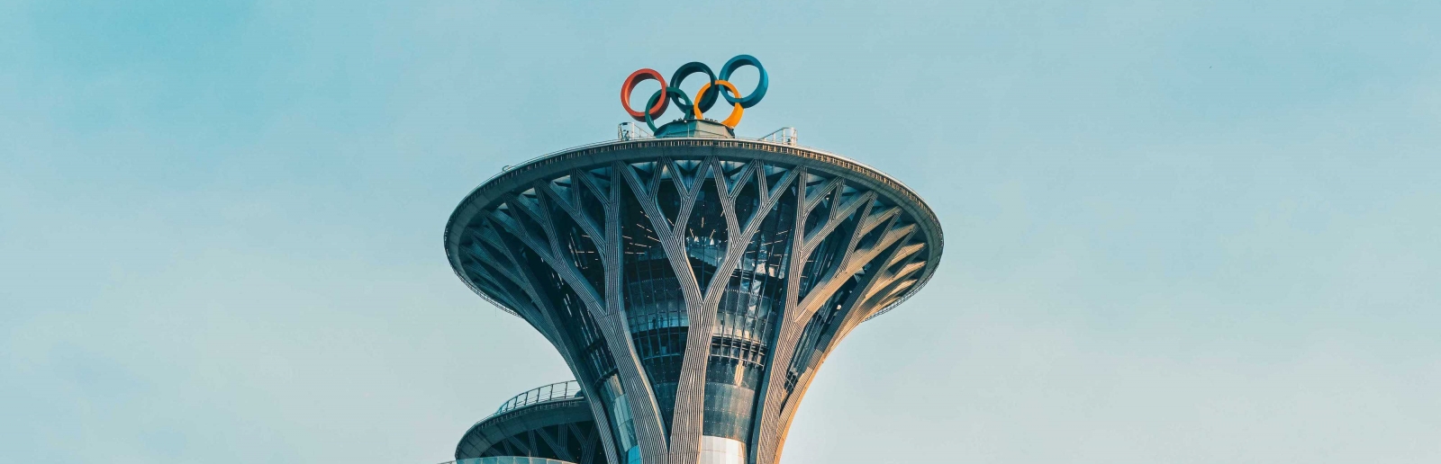 Türme in Peking mit den Olympischen Ringen