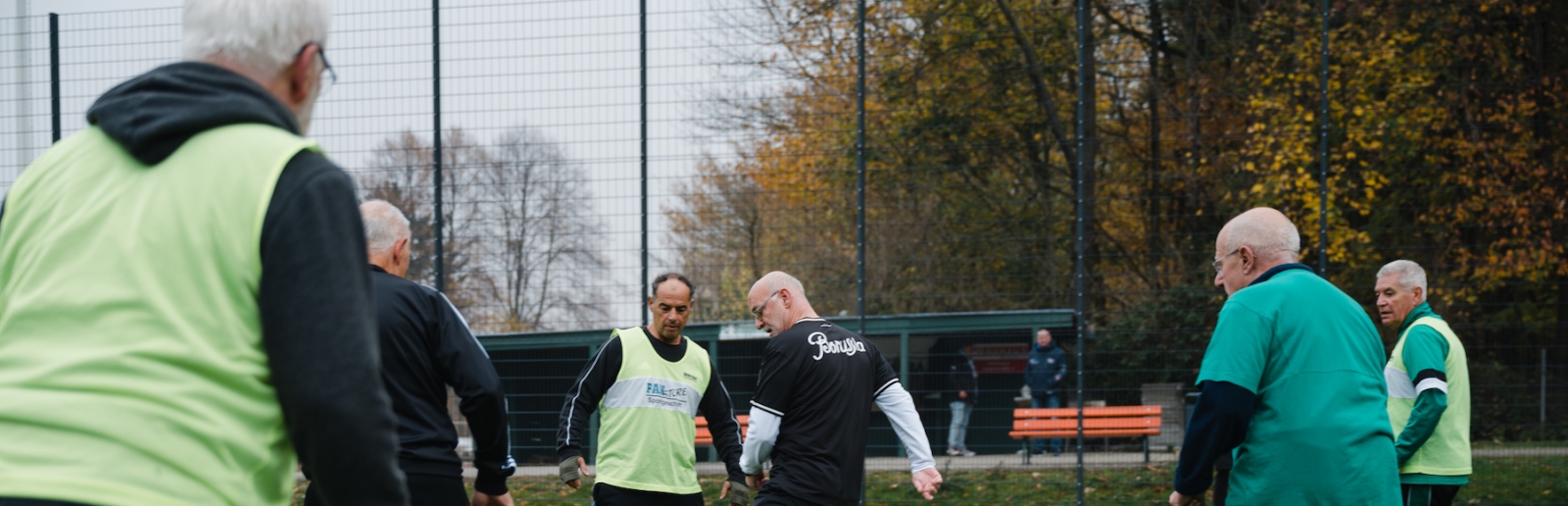 Sechs Herren auf dem Fußballfeld im Spiel