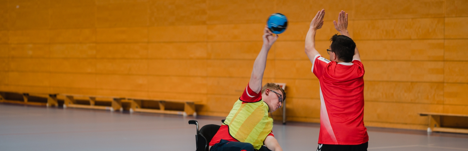 Handballspieler im Rollstuhl beim Wurf