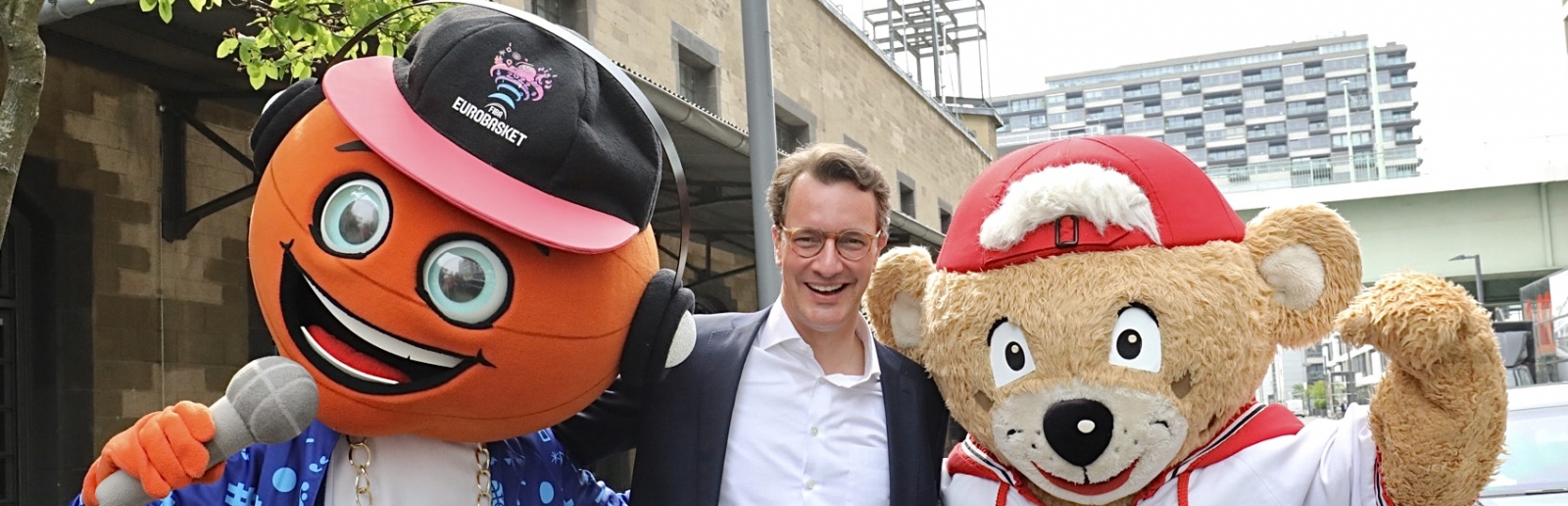 Hendrik Wüst mit Maskottchen der Eurobaskets 