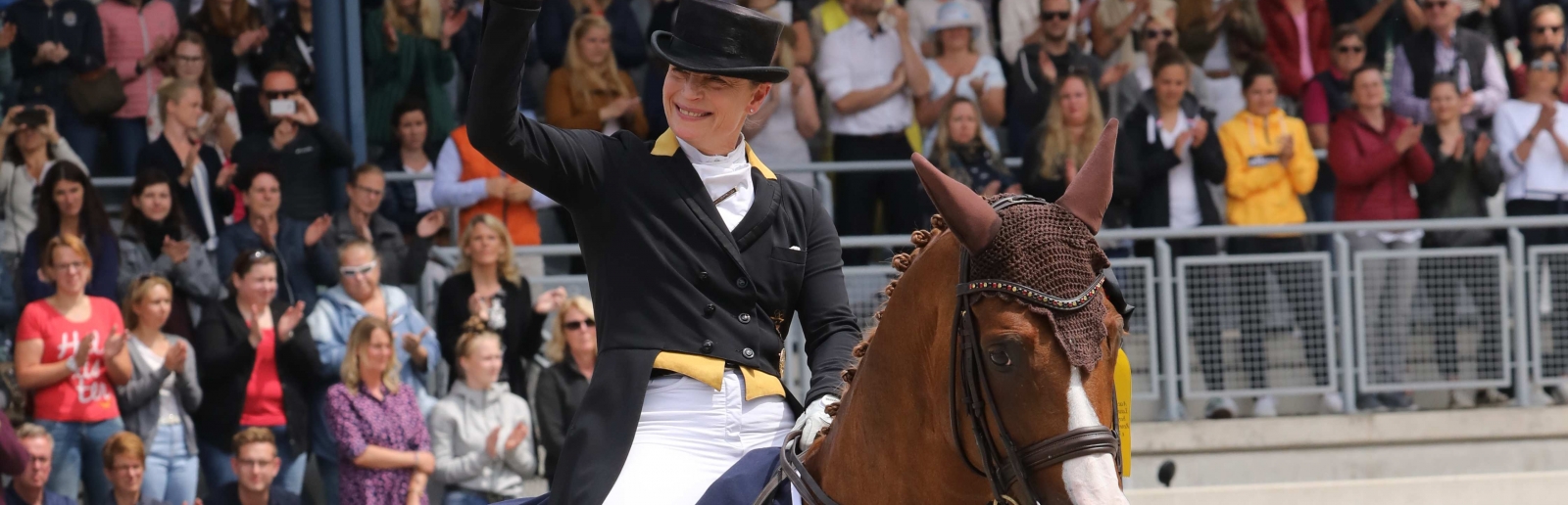 Isabell Werth vor Tribüne