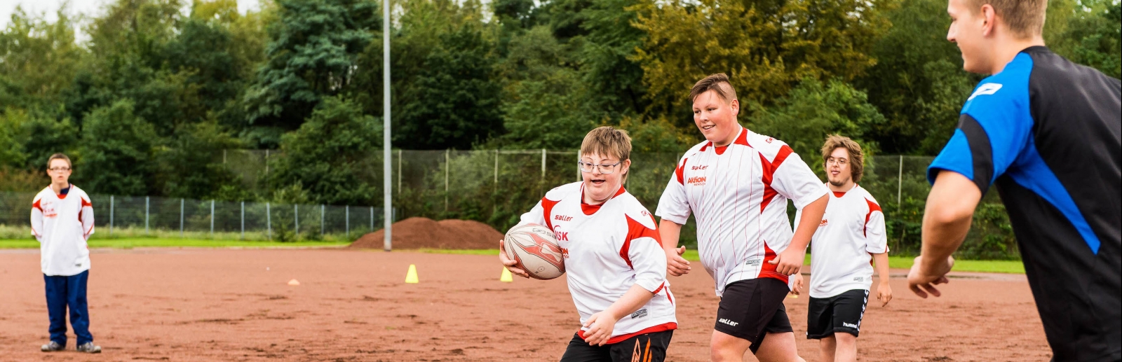 Jugendliche auf Sportplatz