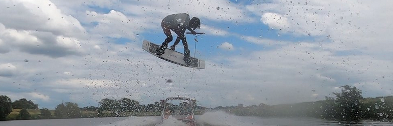 Sportler auf einem Wakeboard in der Luft