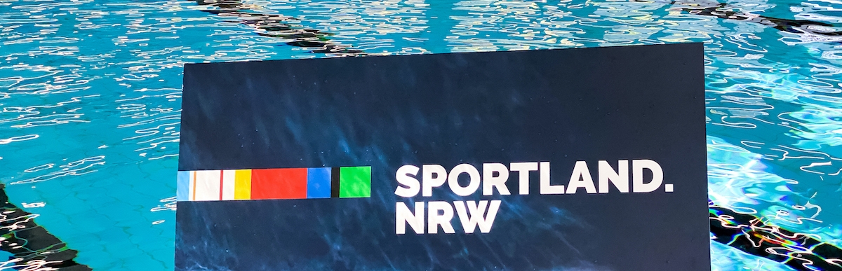 Das Sportland.NRW-Logo in einem Schwimmbad