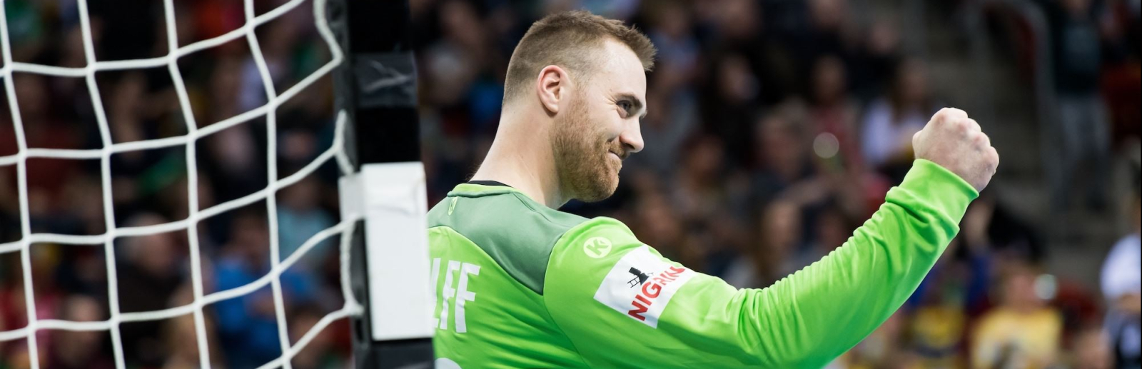 Handballspieler in einer Halle