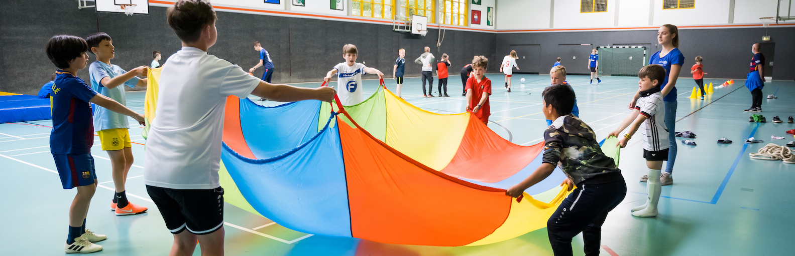 Kinder und Jugendliche in Halle beim Sport